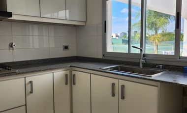 Casa en venta c/ cochera en Don Joaquín Canning