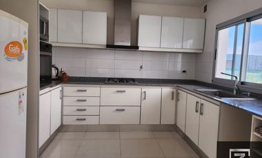 Casa en alquiler c/ cochera en Don Joaquín