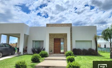 Casa en alquiler c/ cochera en Don Joaquín