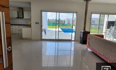 Casa en alquiler c/ cochera en Don Joaquín