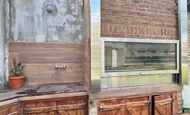 VENDE casa con piscina climatizada a minutos del microcentro