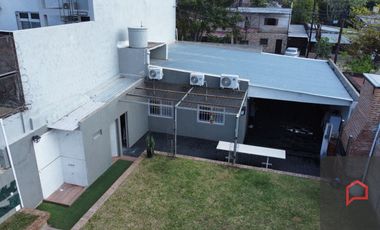 VENDE casa con piscina climatizada a minutos del microcentro