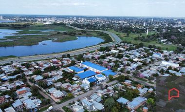 VENDE casa con piscina climatizada a minutos del microcentro