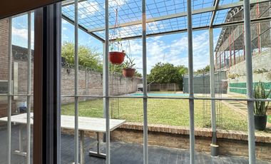 VENDE casa con piscina climatizada a minutos del microcentro