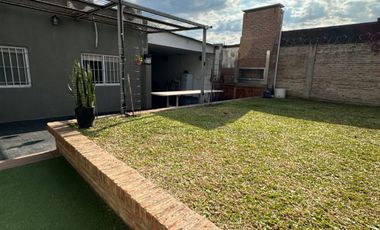 VENDE casa con piscina climatizada a minutos del microcentro