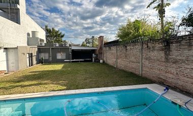 VENDE casa con piscina climatizada a minutos del microcentro