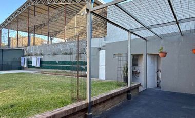 VENDE casa con piscina climatizada a minutos del microcentro