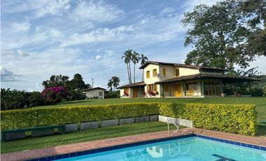 FINCA EN CHINCHINA  PAISAJE CAFETERO  16 PAX