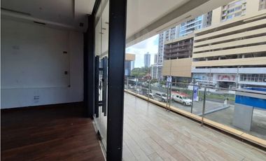 Se Alquila Local en 12 de Octubre