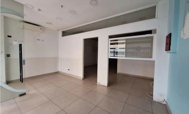 Se Alquila Local en 12 de Octubre