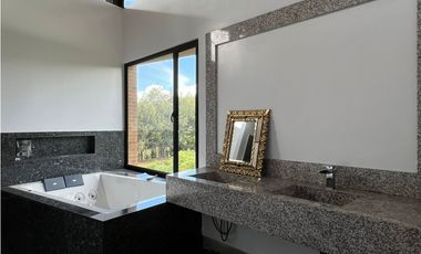 ESPECTACULAR CASA CAMPESTRE VISTA AL LAGO APOSENTOS