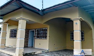 Se renta amplia casa ubicada en La Mata de Bugaba. Negociable