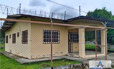 Se renta amplia casa ubicada en La Mata de Bugaba. Negociable