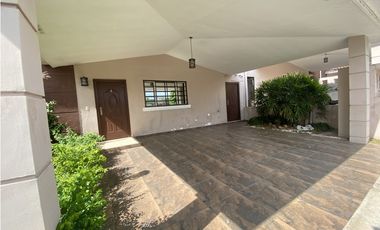 AMPLIA CASA EN VENTA EN VILLA NAVONA, BRISAS DEL GOLF(JL)