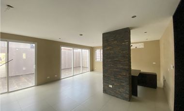 AMPLIA CASA EN VENTA EN VILLA NAVONA, BRISAS DEL GOLF(JL)