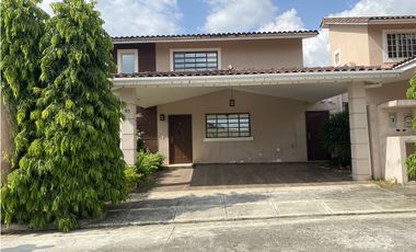 AMPLIA CASA EN VENTA EN VILLA NAVONA, BRISAS DEL GOLF(JL)