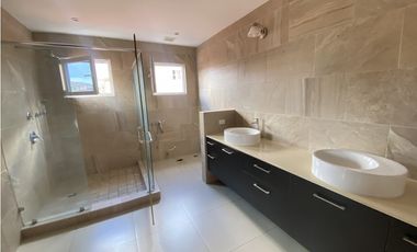 AMPLIA CASA EN VENTA EN VILLA NAVONA, BRISAS DEL GOLF(JL)