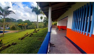 Finca chalet con vista y piscina para la venta a 8 km de filandia