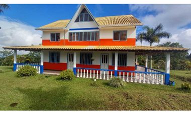 Finca chalet con vista y piscina para la venta a 8 km de filandia