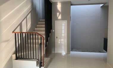 RUMAH MEWAH MODERN DALAM CLUSTER LOKASI PREMIUM PINGGIR JALAN