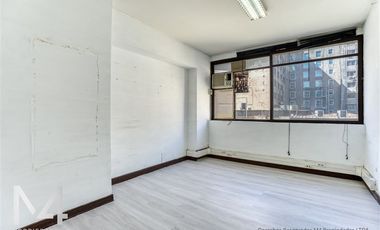 Oficina en Arriendo en Metro Santa Lucía / La Moneda