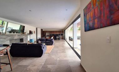 Casa en Renta moderna con vista al lago