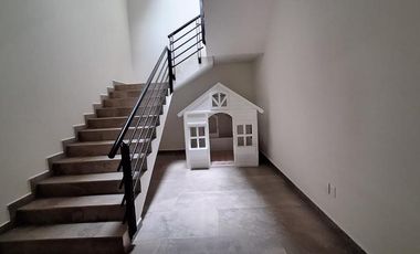 Casa en Renta moderna con vista al lago