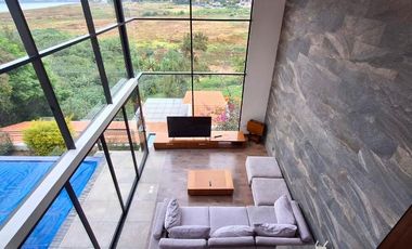 Casa en Renta moderna con vista al lago