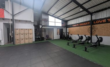 AMPLIA  PROPIEDAD 580 m2 CON GALPONES Y DEPARTAMENTO