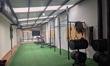 AMPLIA  PROPIEDAD 580 m2 CON GALPONES Y DEPARTAMENTO