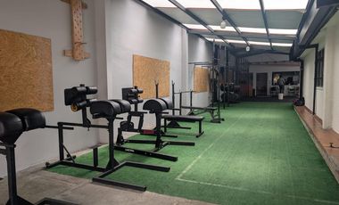 AMPLIA  PROPIEDAD 580 m2 CON GALPONES Y DEPARTAMENTO