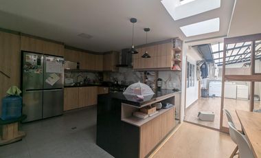 AMPLIA  PROPIEDAD 580 m2 CON GALPONES Y DEPARTAMENTO