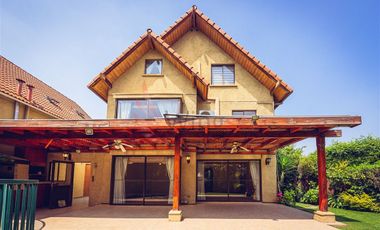 Casa de Tres Pisos Familiar en Condominio