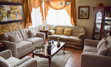 VENTA AMPLIA Y HERMOSA CASA, SAN ANTONIO DE PICHINCHA