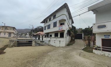 VIVIENDA MULTIFAMILIAR DE TRES NIVELES EN BAHÍA DE CARAQUEZ-MANABÍ