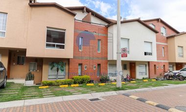 Vendo casa en Pomasqui, conjunto privado con piscina Alcazar de Toledo