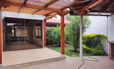 Vendo casa de 4 dormitorios, Valle de Los Chillos, sector Supermaxi San Gabriel