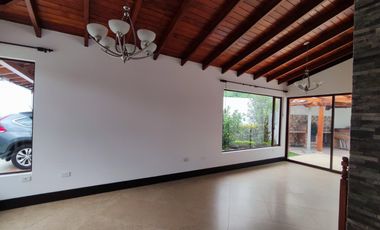 Vendo casa de 4 dormitorios, Valle de Los Chillos, sector Supermaxi San Gabriel