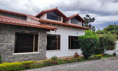 Vendo casa de 4 dormitorios, Valle de Los Chillos, sector Supermaxi San Gabriel