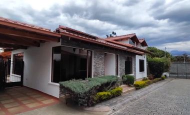 Vendo casa de 4 dormitorios, Valle de Los Chillos, sector Supermaxi San Gabriel