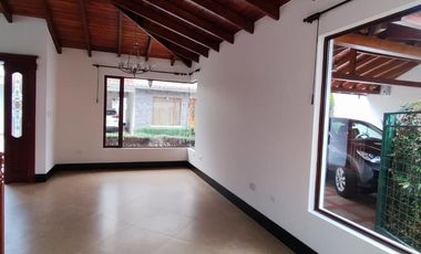 Vendo casa de 4 dormitorios, Valle de Los Chillos, sector Supermaxi San Gabriel