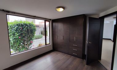 Vendo casa de 4 dormitorios, Valle de Los Chillos, sector Supermaxi San Gabriel