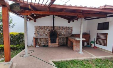 Vendo casa de 4 dormitorios, Valle de Los Chillos, sector Supermaxi San Gabriel