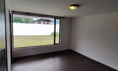 Vendo casa de 4 dormitorios, Valle de Los Chillos, sector Supermaxi San Gabriel