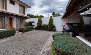 Vendo casa de 4 dormitorios, Valle de Los Chillos, sector Supermaxi San Gabriel