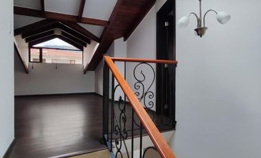 Vendo casa de 4 dormitorios, Valle de Los Chillos, sector Supermaxi San Gabriel