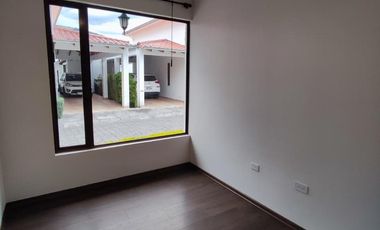 Vendo casa de 4 dormitorios, Valle de Los Chillos, sector Supermaxi San Gabriel