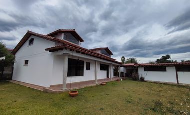 Vendo casa de 4 dormitorios, Valle de Los Chillos, sector Supermaxi San Gabriel