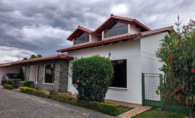 Vendo casa de 4 dormitorios, Valle de Los Chillos, sector Supermaxi San Gabriel