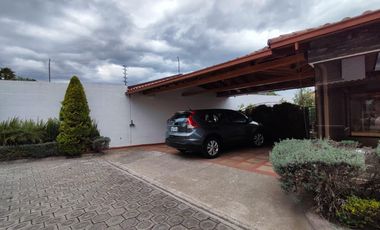 Vendo casa de 4 dormitorios, Valle de Los Chillos, sector Supermaxi San Gabriel